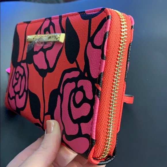 NWT. Betsey Johnson graphic red roses wallet - Picture 6 of 9